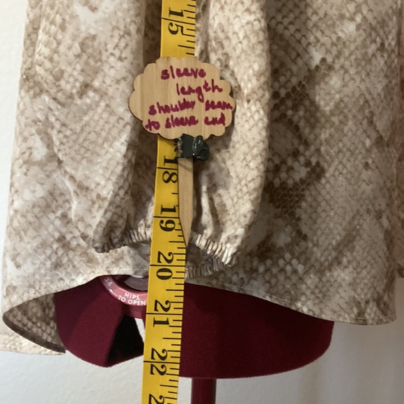 Ann Taylor Size XS snake print light brown 3/4 sleeves blouse. 100% polyester. - Picture 3 of 10